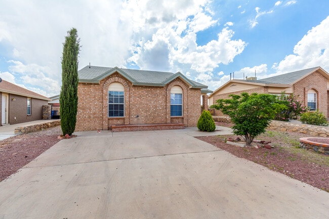 Building Photo - Charming Eastside Home with Refrigerated Air and Easy Access to Ft. Bliss and Loop 375