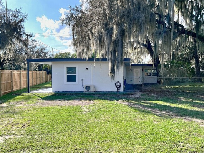 Building Photo - Charming Three-Bedroom Home