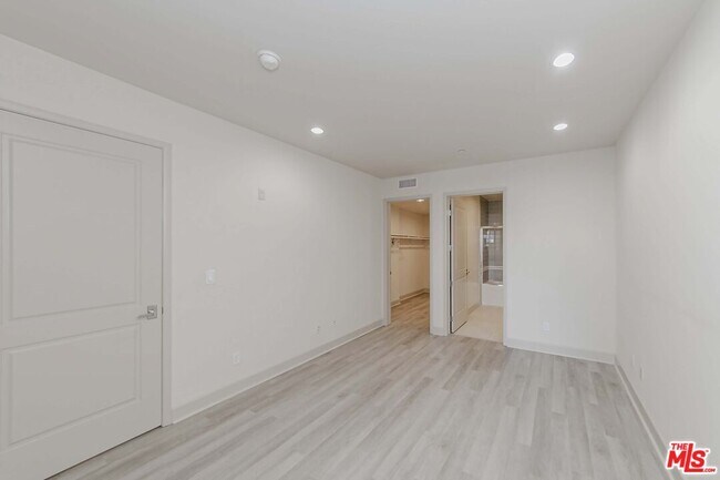 Building Photo - 848 Irolo St