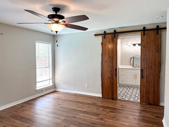 Building Photo - 3 Bed / 2 Bath / 2 Car Gargae / Pool