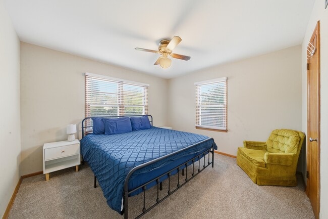 Building Photo - 702 E Karma Ave