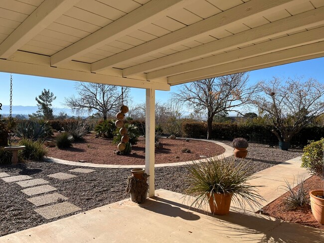 Building Photo - Home available in Desert Knolls!!