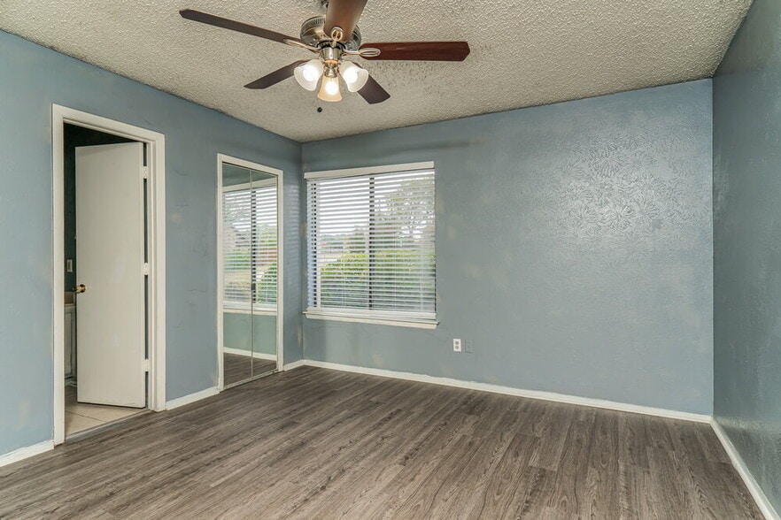 Building Photo - 2505 Crown Cir