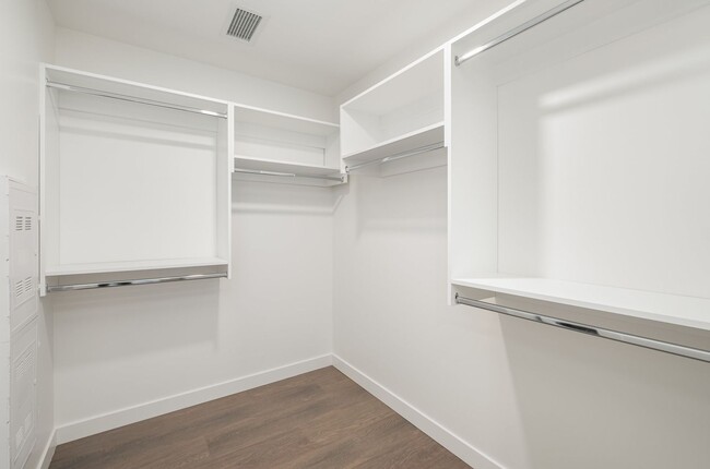 Building Photo - Luxury 1-Bedroom Condo in The Pullman – Do...