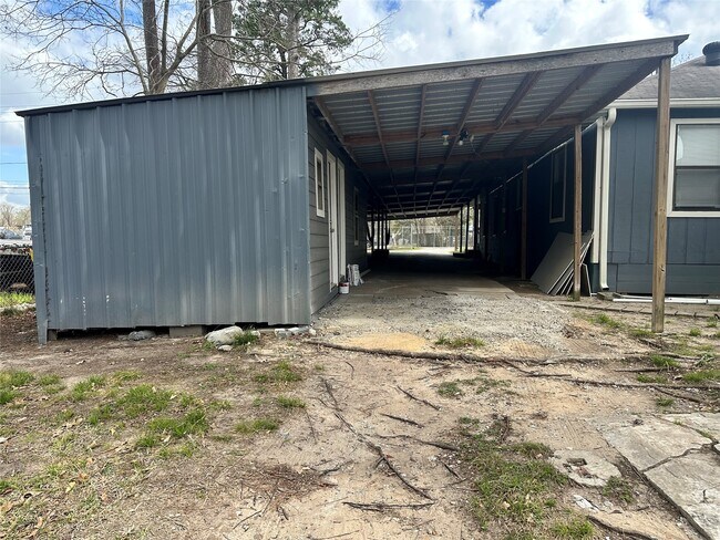 Building Photo - 335 Bayou Dr