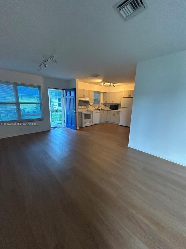 Building Photo - 305 Lewis Ln