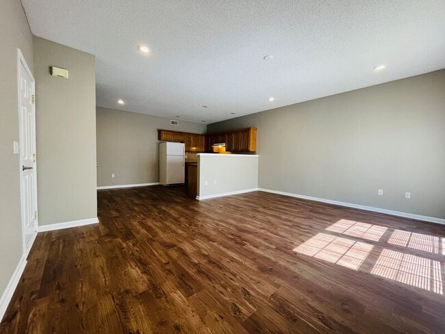 Building Photo - 10340 Parkview Ave