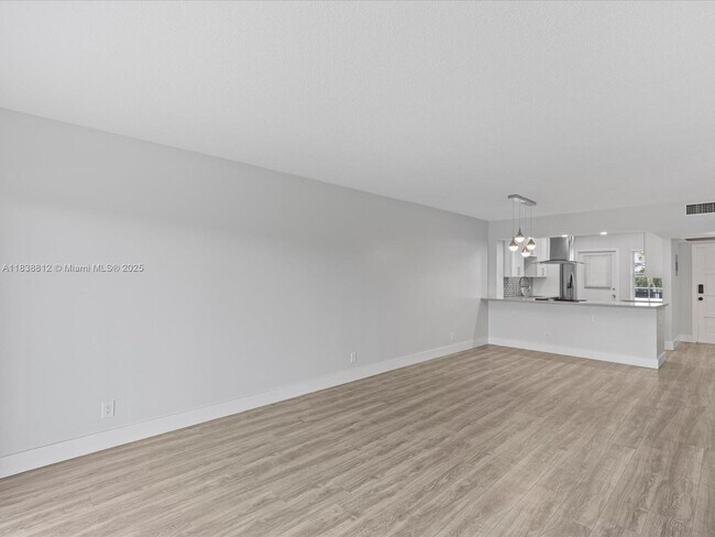 Building Photo - 3150 N Palm Aire Dr