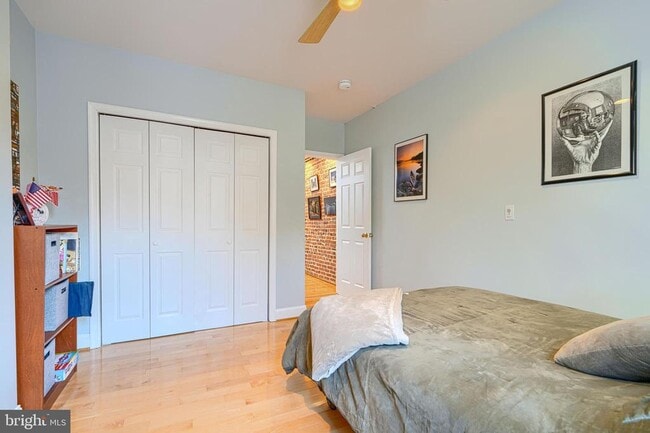 Building Photo - 542 E Clement St