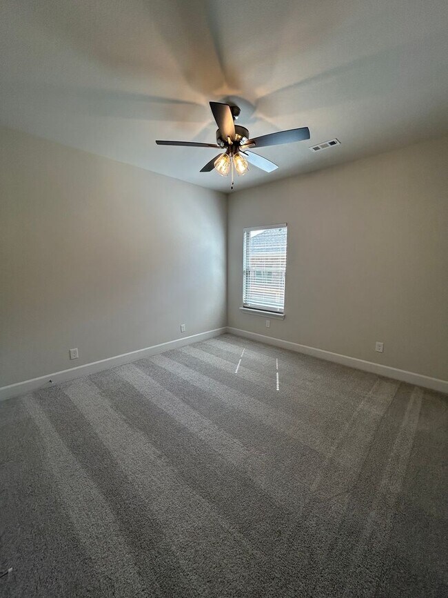 Building Photo - Brand New 4 bed 2.5 bath Modern Build in P...