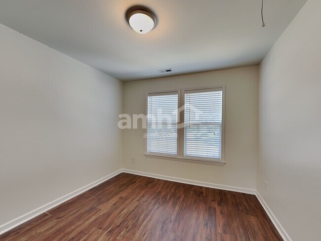 Building Photo - 645 Commander Dr