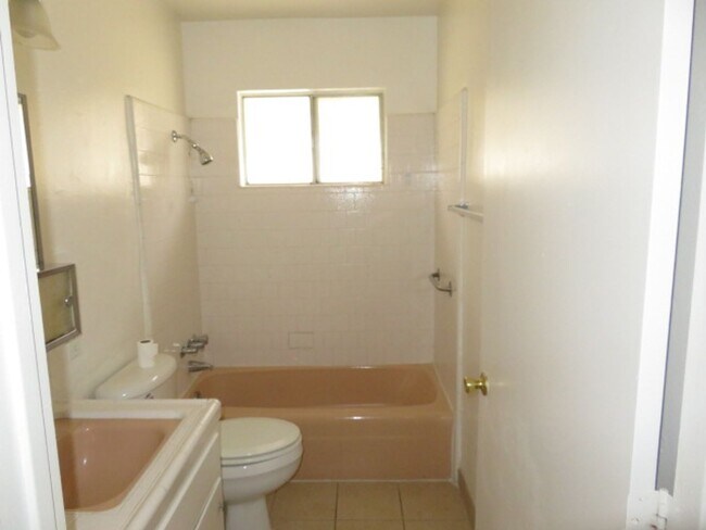 Building Photo - 2 Bedroom/1 Bath Apartment in Northern Oil...