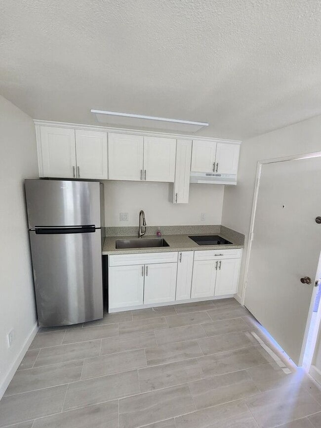 Building Photo - MOVE-IN Special 1 Month FREE Rent! Summer Special!!