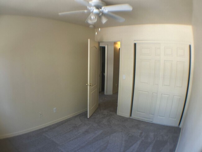 Building Photo - Nice 3 bedroom  with 2 car garage