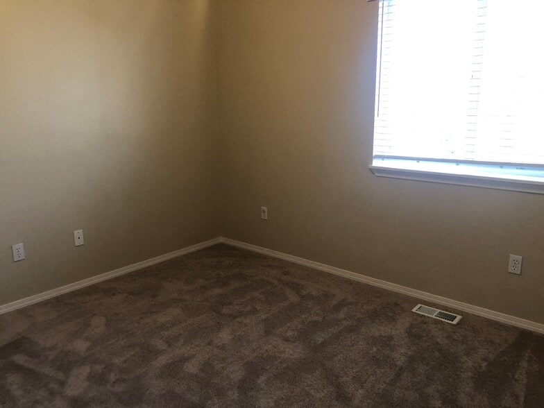 Building Photo - 1124 SW Lost Trail Dr