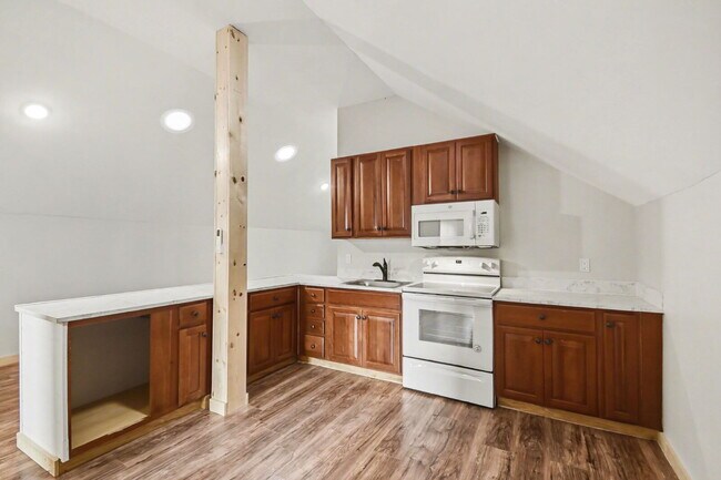 Building Photo - 2 Bedroom Rental Loft With Garage - $1150/Month