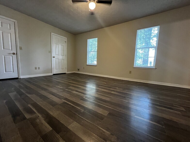Building Photo - 6617 Meadow Green Cir
