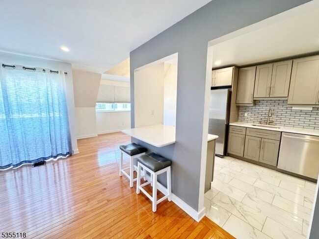 Building Photo - 466 Pompton Ave