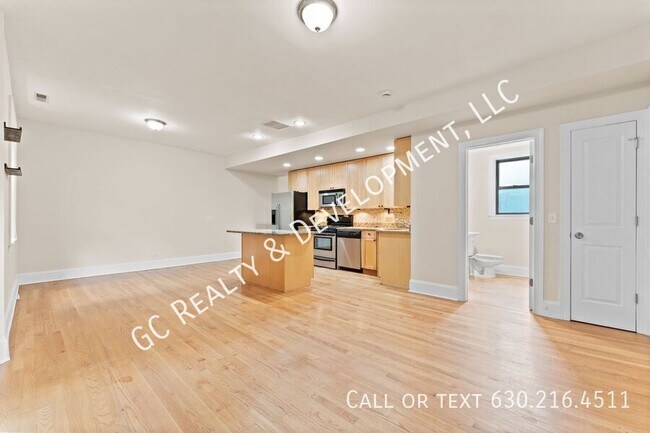 Building Photo - 7635 N Greenview Ave