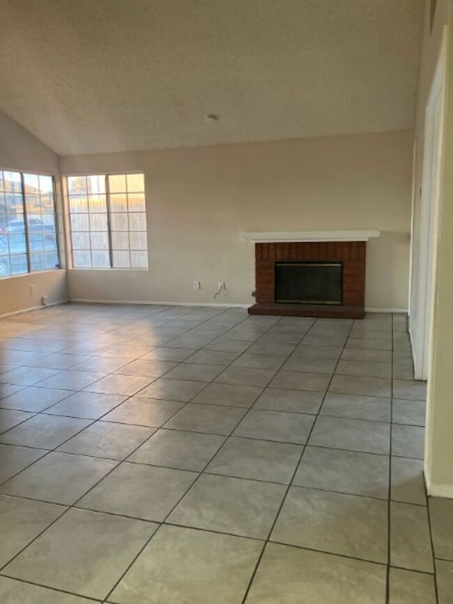 Building Photo - AMAZING HOUSE IN NICE COMMUNITY!!