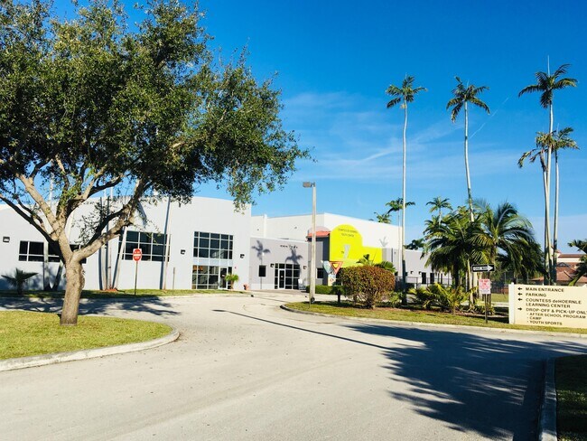 Building Photo - 6649 Somerset Dr