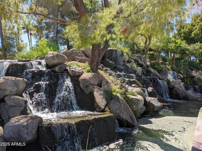 Building Photo - 1321 N Jamaica Way