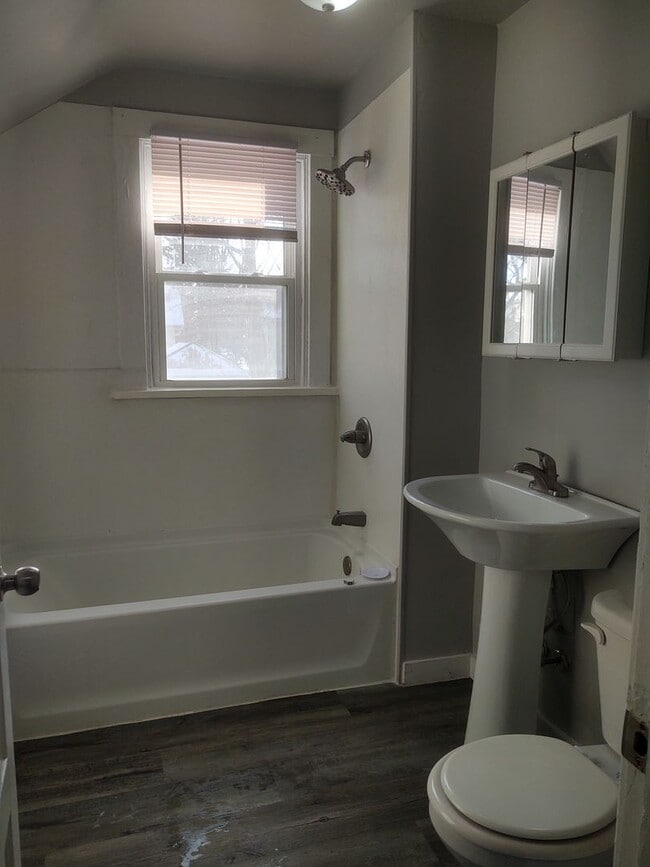 Building Photo - SW 201/203  E Locust