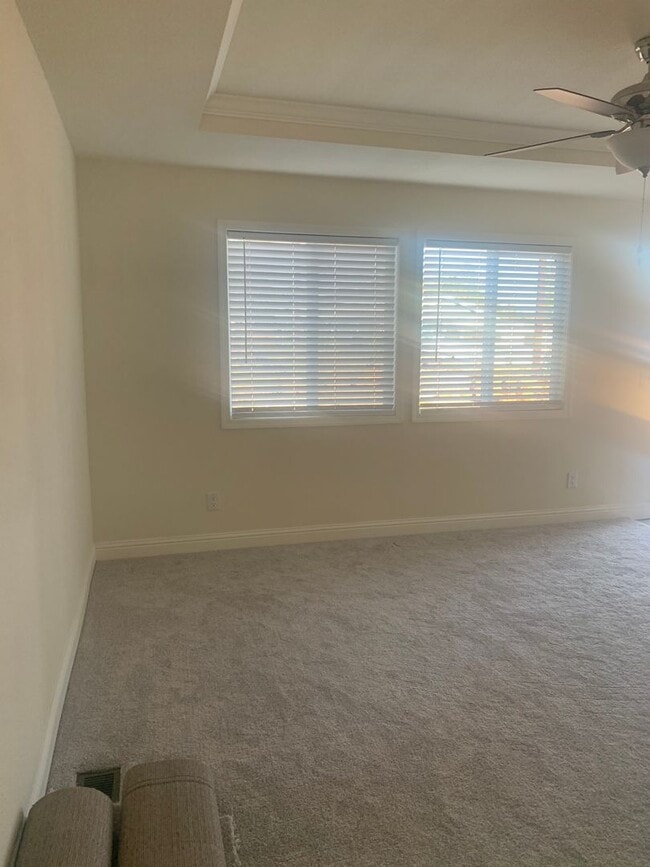 Building Photo - Central Paradise Location Brand Newer3 bed...