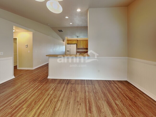Building Photo - 544 N Locust Ave