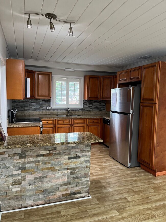 Building Photo - Newly renovated 3/2 for rent!