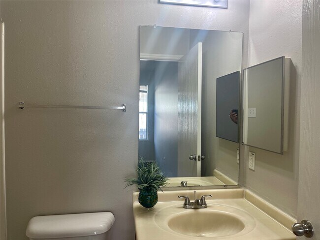 Building Photo - 9011 Serena Ln