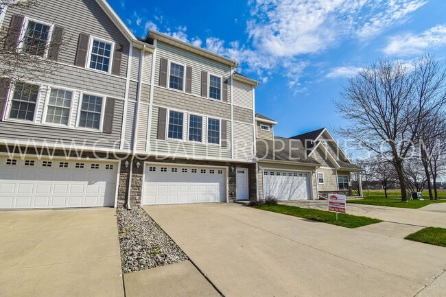 Building Photo - 2 Bedroom, 2 1/2 Bath Townhome in Urbandale