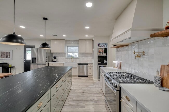 Building Photo - 2117 Gaston Pl Dr