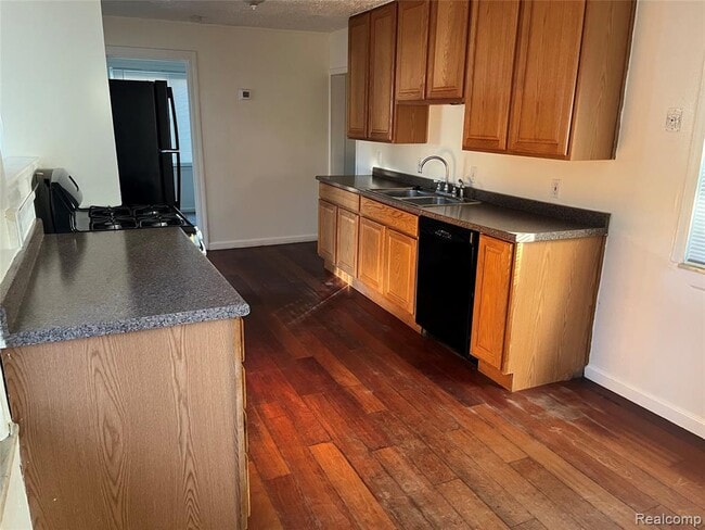 Building Photo - 5868 N Linville St