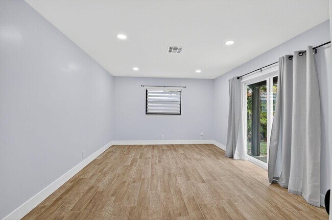 Building Photo - 725 Heron Dr
