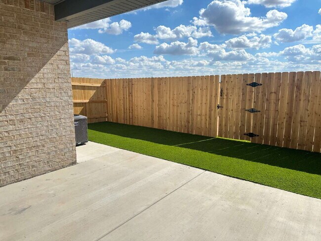 Building Photo - Brand new townhomes in Frenship East!