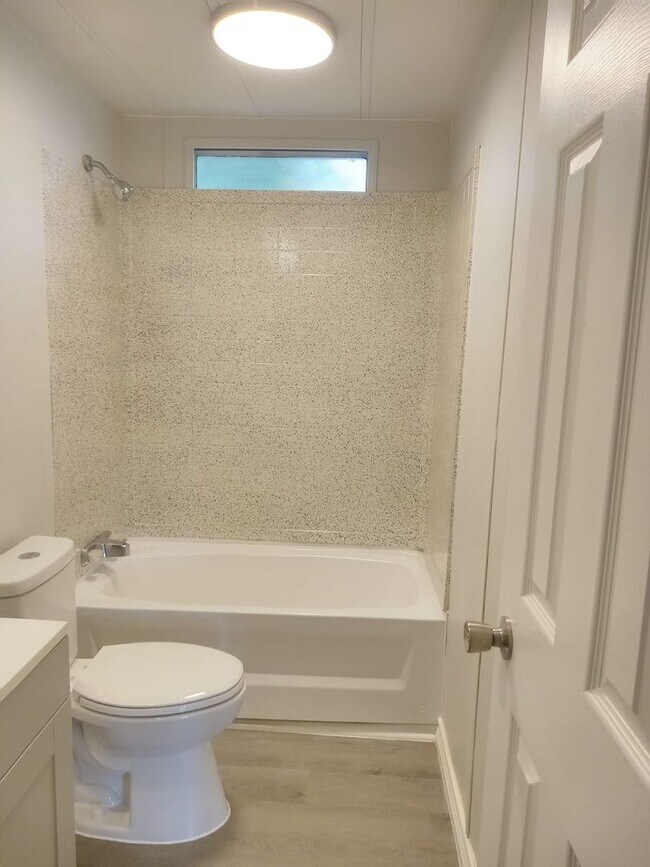 Building Photo - Cozy Roy Harris Loop mobile home