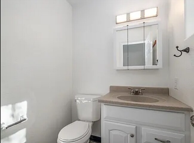 Building Photo - Beautiful, Spacious 3B/2.5Bath Single Family Home