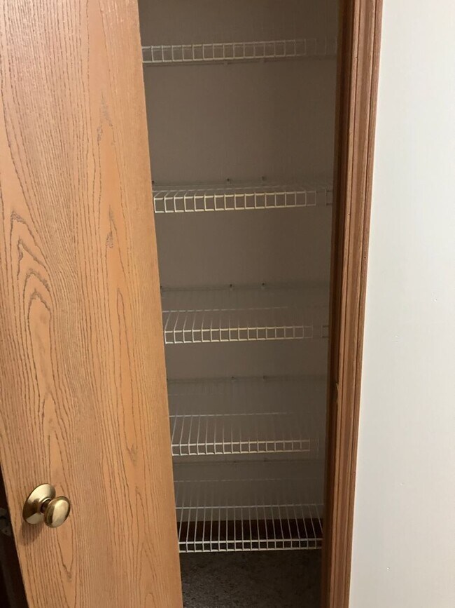 Building Photo - Charming 2-Bedroom Ranch in Peaceful Piqua Neighborhood!