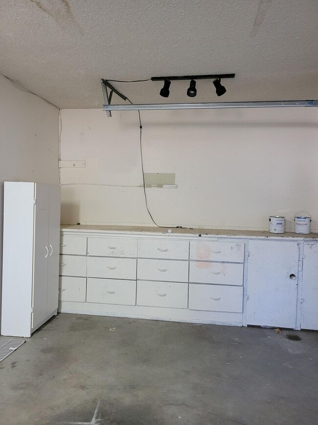 Building Photo - Spacious West Side 4 Bedroom with Large Garage