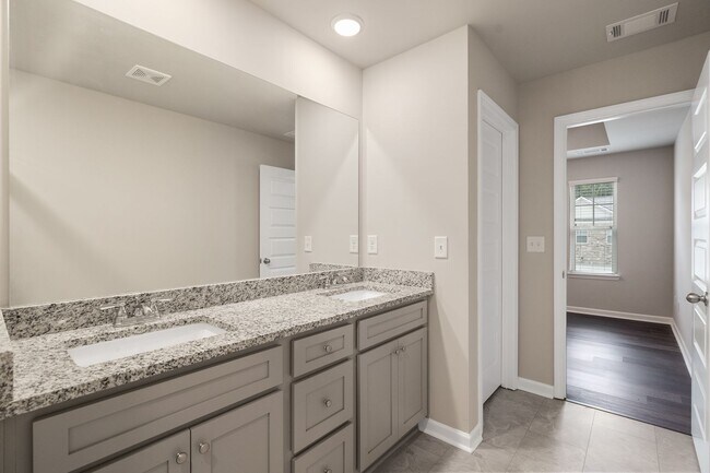 Building Photo - 4 Bed 2.5 Bath Single Family Home in Gainesville! -Retreat at Chicopee