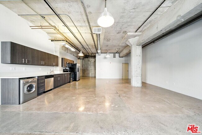 Building Photo - 825 East 4th St