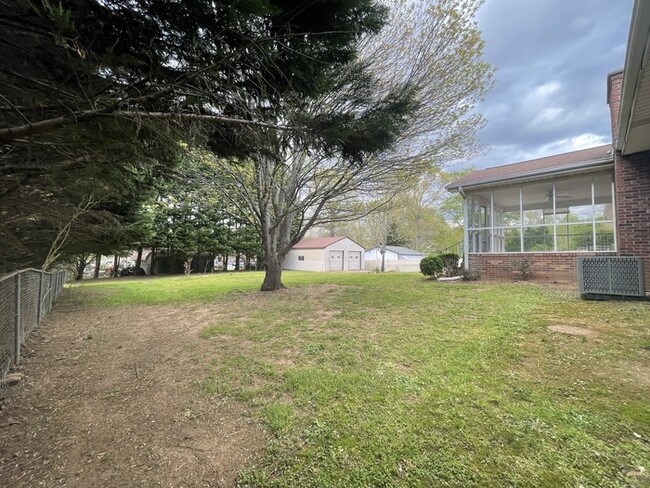 Building Photo - This charming 3 bedroom 2 bathroom ranch i...