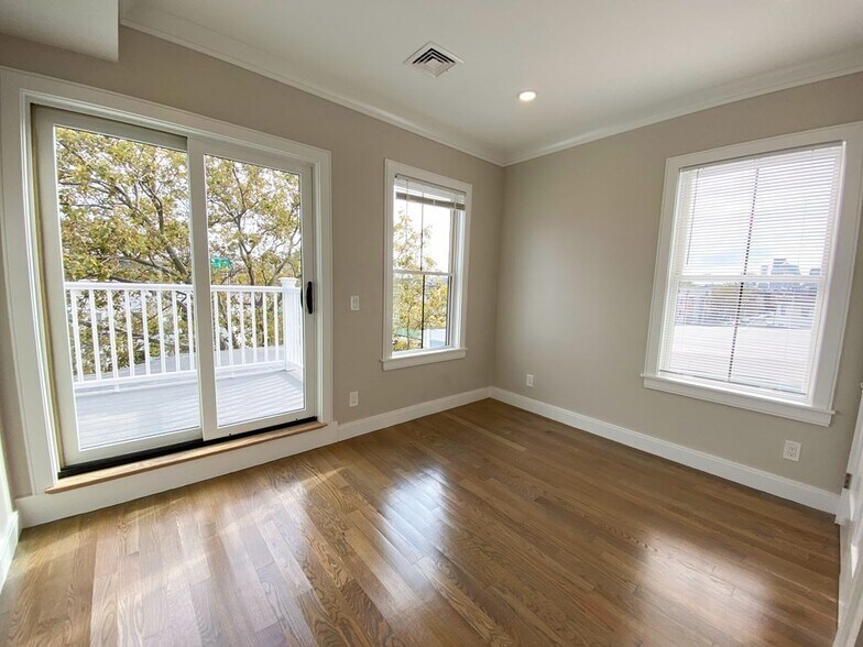 Building Photo - 134 Chelsea St