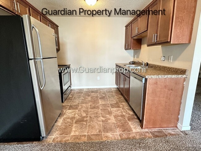 Building Photo - Champlin Town Home, 2 Car Garage, Balcony,...