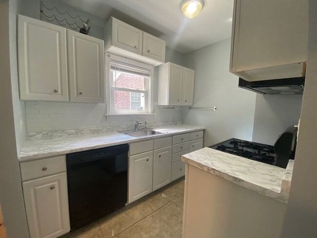 Building Photo - ADORABLE duplex in fantastic Brookside loc...