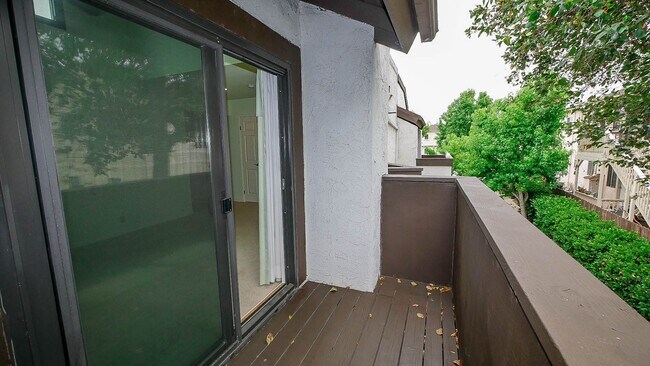 Building Photo - Stylish Sea Colony 3-Level Townhome!