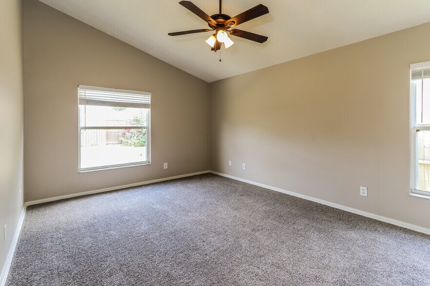 Building Photo - 1324 Crimson Clover Ln