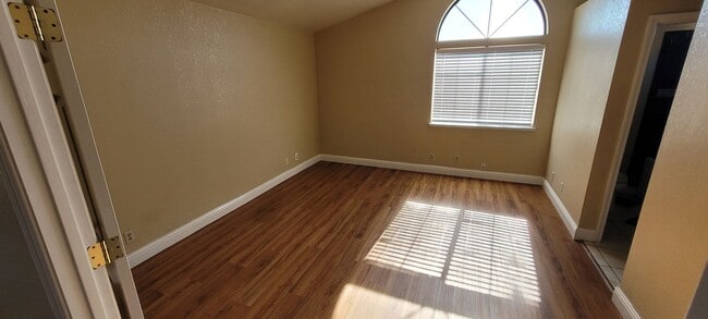 Building Photo - Move in ready w B-I pool