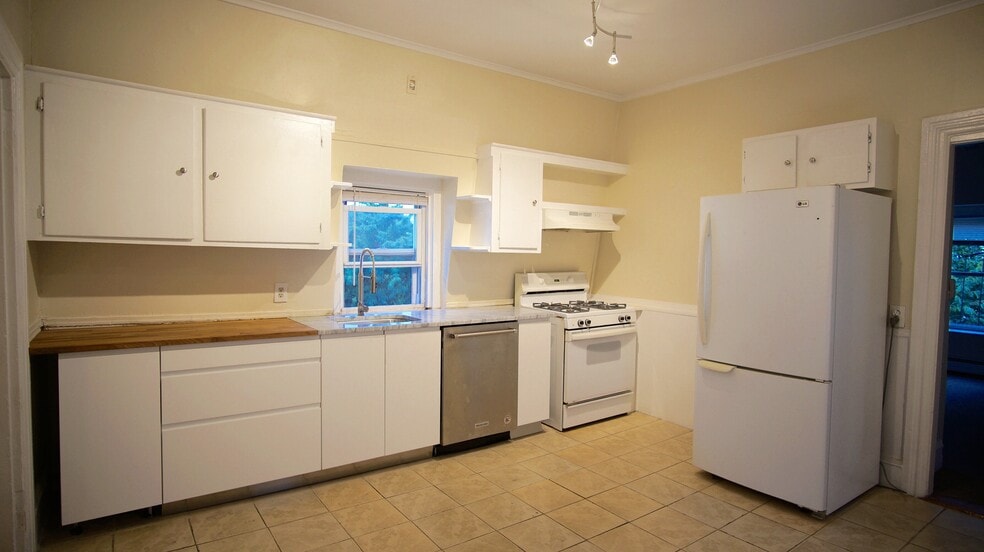 Primary Photo - 137 Sutton St